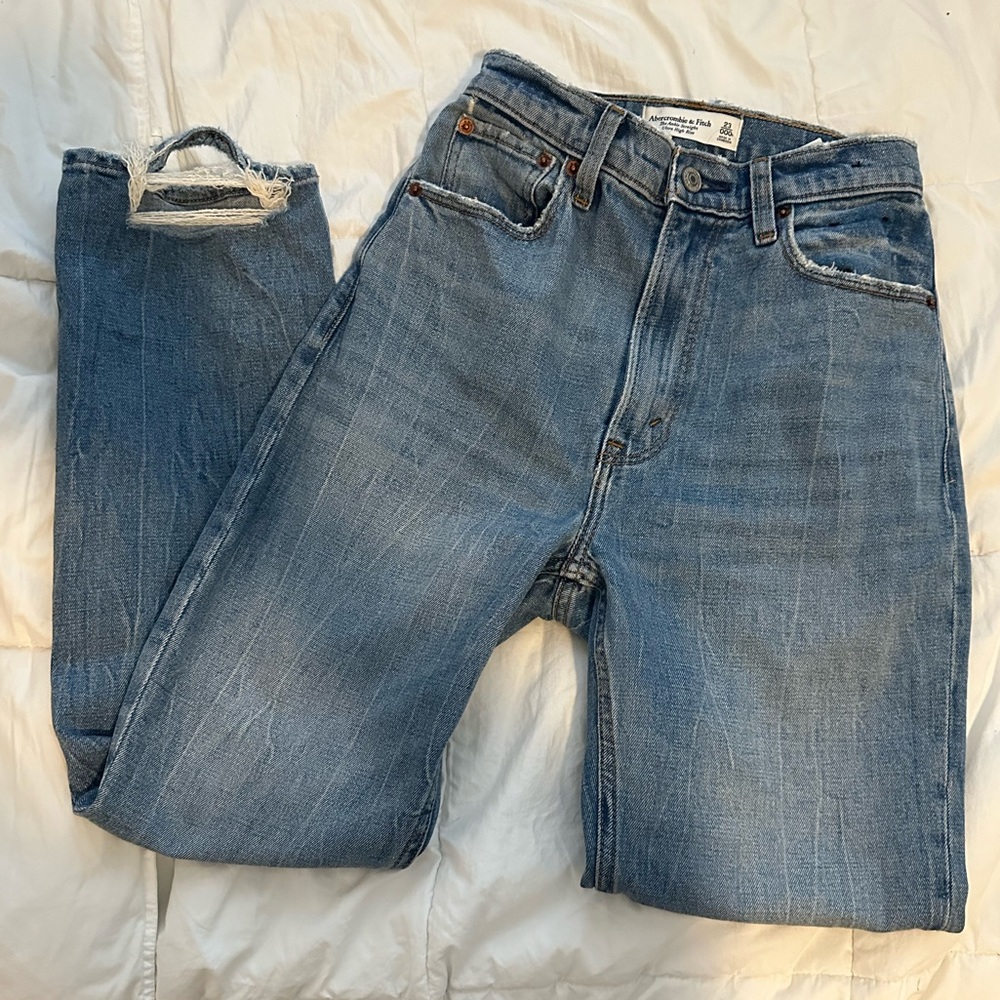 NWT Abercrombie Ultra Straight Ankle High Rise Medium Wash 23R Curve Love
